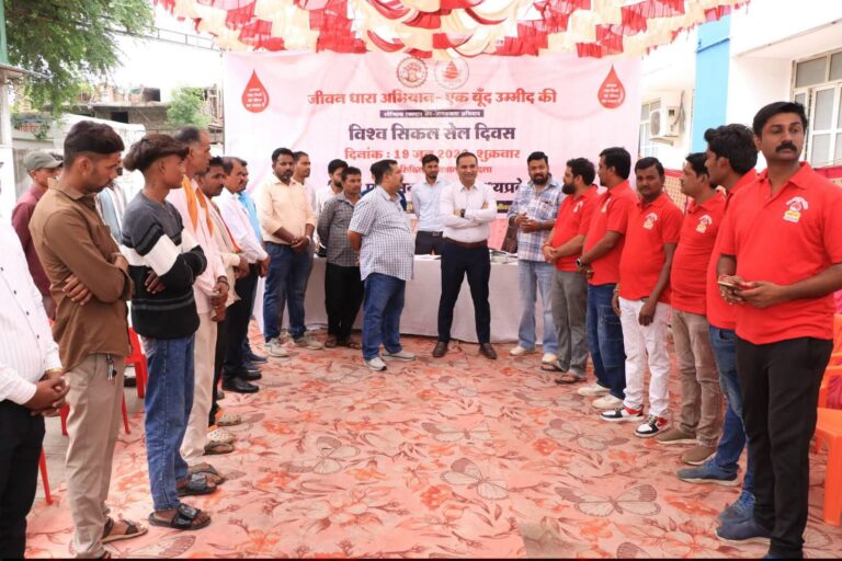 विश्व सिकल सेल दिवस पर थांदला में आयोजित हुआ रक्तदान शिविर, कलेक्टर ने रक्तदाताओं का किया सम्मान