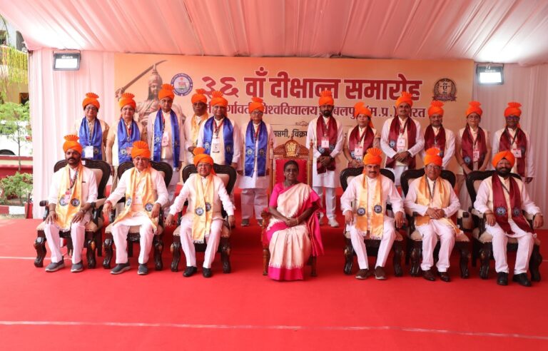 राष्ट्रपति श्रीमती मुर्मु ने दी बधाई, तो सीएम डॉ. यादव ने बताया छात्रों के लिए क्या-क्या कर रही सरकार  जबलपुर के रानी दुर्गावती विश्वविद्यालय का 36वां दीक्षांत समारोह  राज्यपाल ने कहा- पिछड़ों के विकास के लिए कई काम कर रही राज्य सरकार