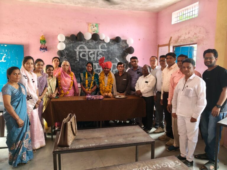 धार कुक्षी के डेहरी में सेवानिवृत्ति पर पन्नालाल राठौर को दी विदाई