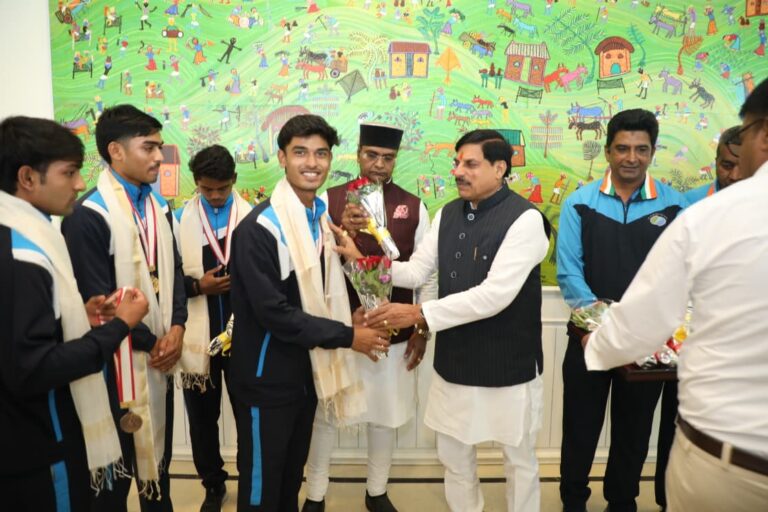 सीएम डॉ मोहन यादव ने की खिलाड़ियों से मुलाकात , गोल्ड जीतने वाले को 3-3, ब्रॉन्ज जीतने वाले को 1-1 लाख देगी सरकार