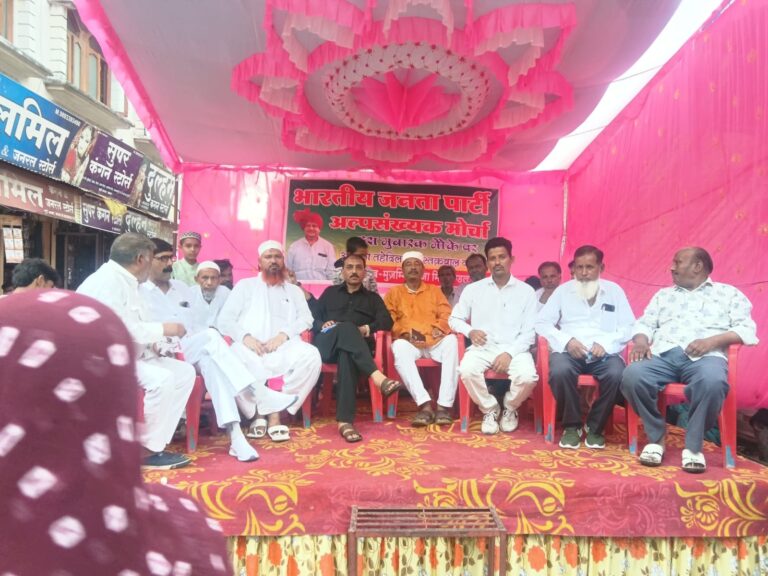 भारतीय जनता पार्टी अल्पसंख्यक मोर्चा के बेनर तले क्षेत्र के लोकप्रिय विधायक डॉ राजेन्द्र जी पांडेय के नेतृत्व में ताजिये के सदर एवं उस्तादों के साथ ही भारतीय जनता पार्टी मंडल अध्यक्ष राजेश जी शर्मा का शॉल व साफा पहनाकर सम्मान किया गया