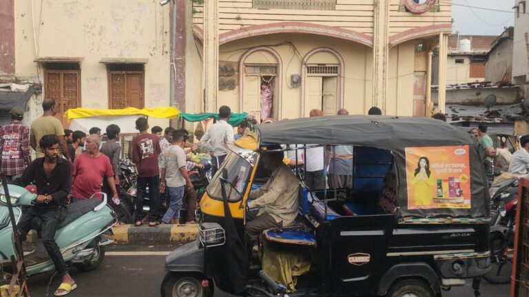 खानपुरा सत्संग भवन के यहां पर एक बाइक सवार ने चलते राहगीर को मारी टक्कर मौके पर लगी भीड़