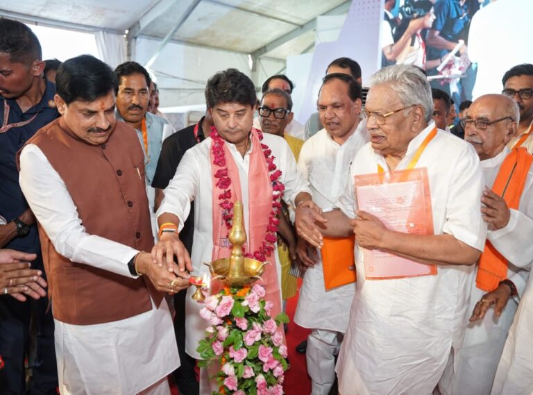 1- दुश्मन पर कहर बरपाएंगी शिवपुरी में बनीं मिसाइलें, 5 हजार लोगों को मिलेगा रोजगार, जानें कैसे?  2- सीएम डॉ. यादव ने किया 2500 करोड़ की अडाणी डिफेंस यूनिट का शिलान्यास, जानें क्या-क्या होगा फायदा?     – सीएम डॉ. मोहन ने किया 2500 करोड़ के अडाणी डिफेंस एंड एयरोस्पेस मैन्युफैक्चरिंग प्लांट का शिलान्यास