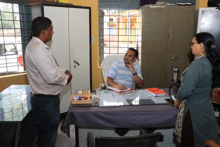 कलेक्टर ने विद्यालयों एवं स्वास्थ्य संस्थान का किया औचक निरीक्षण  अनुपस्थित शिक्षक पर नाराजगी, जर्जर भवन हटाने, स्वच्छता एवं आधारभूत सुविधाएं सुदृढ़ करने के दिए निर्देश