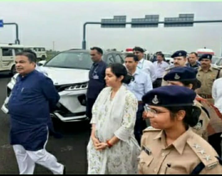 रतलाम: केंद्रीय सड़क परिवहन एवं राजमार्ग मंत्री नितिन गडकरी ने 9 जुलाई की सुबह करीब 9:30 बजे गरोठ से चलकर दिल्ली मुंबई एक्सप्रेस वे पर असावती के पास जावरा सीमा में प्रवेश किया