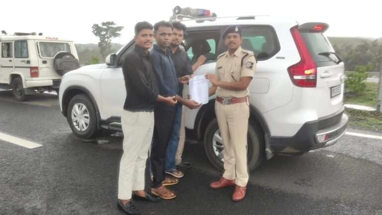 झाबुआ की जर्जर सड़को एवं E – 20 पेट्रोल से जुड़ी समस्याओं को लेकर युवा कांग्रेस ने सौंपा ज्ञापन
