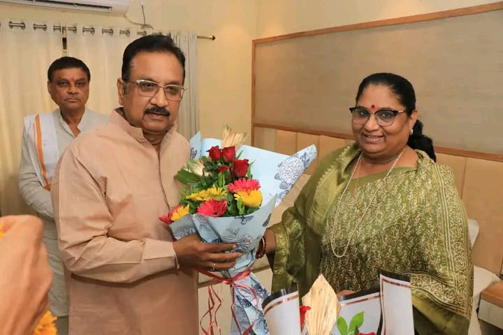 प्रभारी मंत्री का भव्य स्वागत किया गया