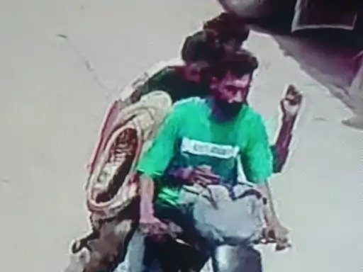 सुने घर को चोरों ने बनाया निशाना : CCTV में दिखे 3 संदिग्ध , सास की मौत पर ससुराल गया था परिवार