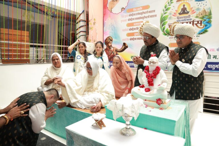 प्रवेशोत्सव में भंडारी परिवार ने ओढ़ाई कांबली