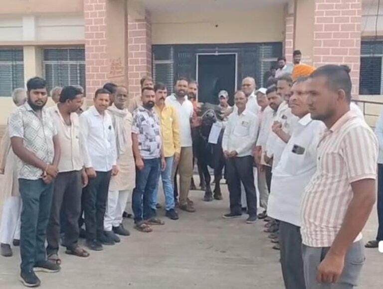 कांग्रेस पार्टी के पदाधिकारियों एवं कार्यकर्ताओं ने टप्पा तहसील कानवन में नायक तहसीलदार को राष्ट्रपति के नाम ज्ञापन सौंपकर केंद्र सरकार के खिलाफ विरोध दर्ज कराया
