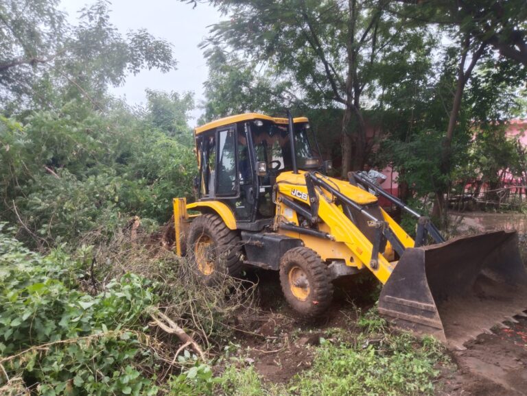 शासकीय हाई स्कूल परिसर में शासकीय भूमि से अतिक्रमण हटाया गया