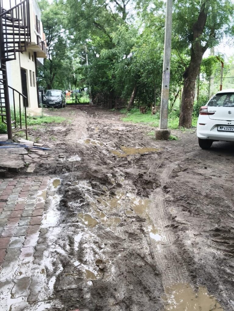आलोट के वार्ड क्रमांक 13 में सड़क निर्माण का इंतजार, कीचड़ भरे रास्ते से परेशान रहवासी