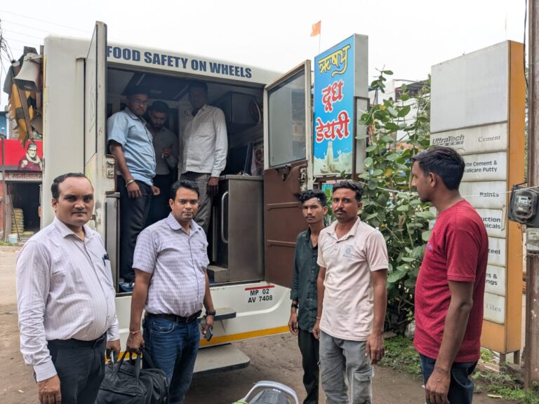 चलित खाद्य प्रयोगशाला और अमले की त्वरित कार्रवाई: धार में मिलावटी दूध व  पनीर के 16 विधिक नमूने मिले