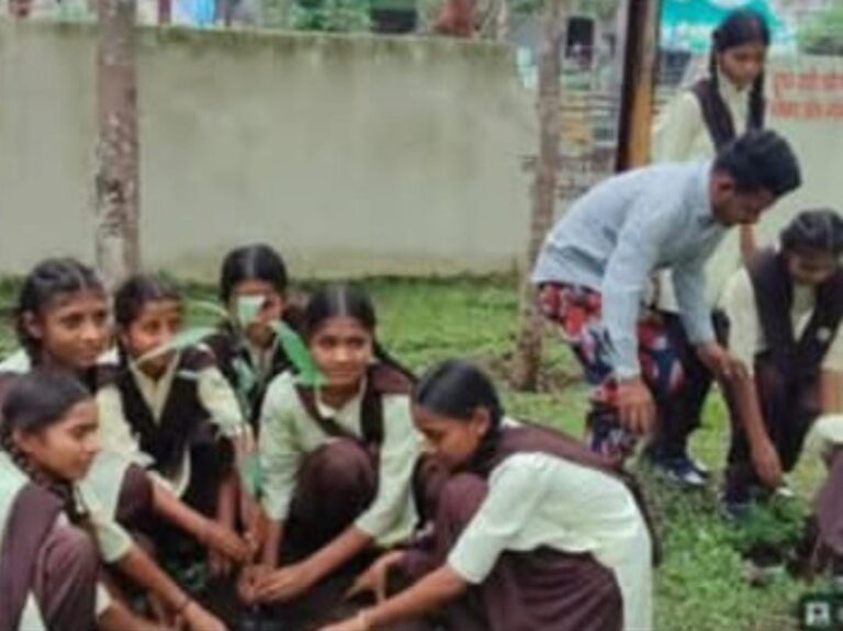 हरियाली महोत्सव : शासकीय उत्कृष्ट विद्यालय में गूंजा “एक पेड़ मां के नाम” का संदेश , उत्साह के साथ हुआ वृक्षारोपण