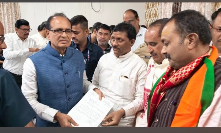 माननीय श्री शिवराज सिंह चौहान जी, केंद्रीय कृषि एवं किसान कल्याण तथा ग्रामीण विकास मंत्री, को सोनकच्छ विधानसभा के कई क्षेत्र फसल बीमा से वंचित रह गए ग्रामों को फसल बीमा से जोड़ने हेतु सोनकच्छ विधायक डॉ राजेश सोनकर जी ने पत्र सौंपा