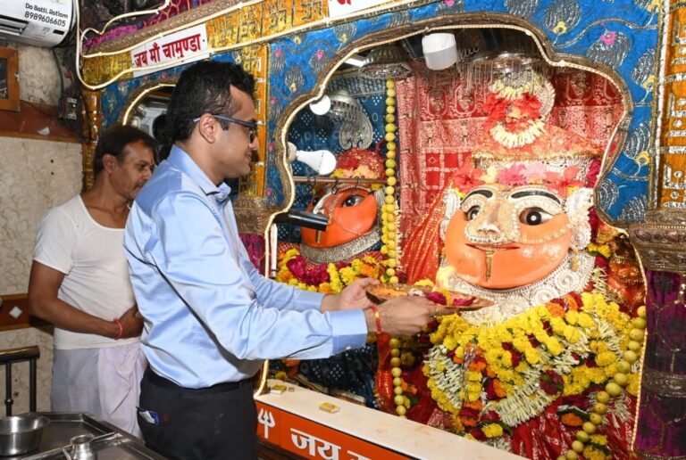 नवागत कलेक्टर अजय कटेसरिया ने मां कालिका माता के दर्शन कर जिले की खुशहाली की कामना की