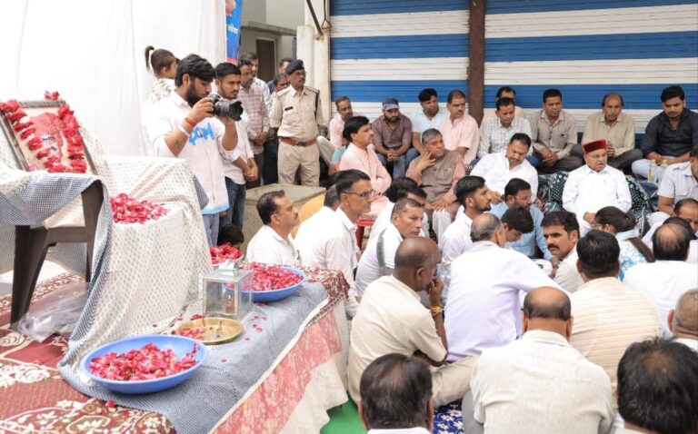 कर्नाटक के राज्यपाल डॉ. थावरचंद गहलोत ने बड़ोद में भाजपा नेता व पत्रकार स्व. महेंद्र जैन को दी श्रद्धांजलि  बड़ोद परिवारजनों को बंधाया ढांढस, निधन को बताया क्षेत्र की अपूरणीय क्षति
