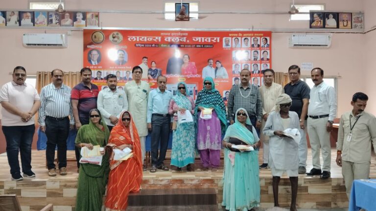 लायंस क्लब जावरा द्वारा लाइंस नेत्र चिकित्सालय में मरीजों को बांटे चश्मा और दवाइयां