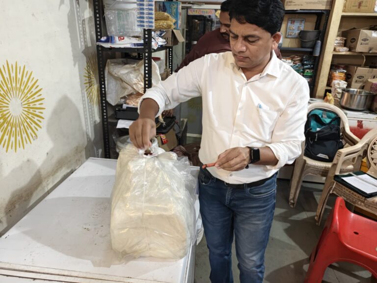 खाद्य सुरक्षा विभाग की कार्रवाई, पूजा घी एवं अन्य खाद्य पदार्थों के नमूने लिए  रतलाम, रावटी एवं ताल में कार्रवाई, करीब 1630 किलोग्राम घी-पनीर जब्त