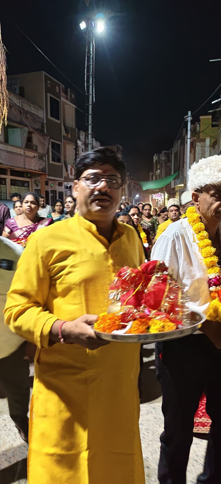 वाणी समाज के 50 यात्रियों का जत्था दो धाम यात्रा कर सकुशल लौटा, ढोल व आतिशबाजी कर हुआ भव्य स्वागत