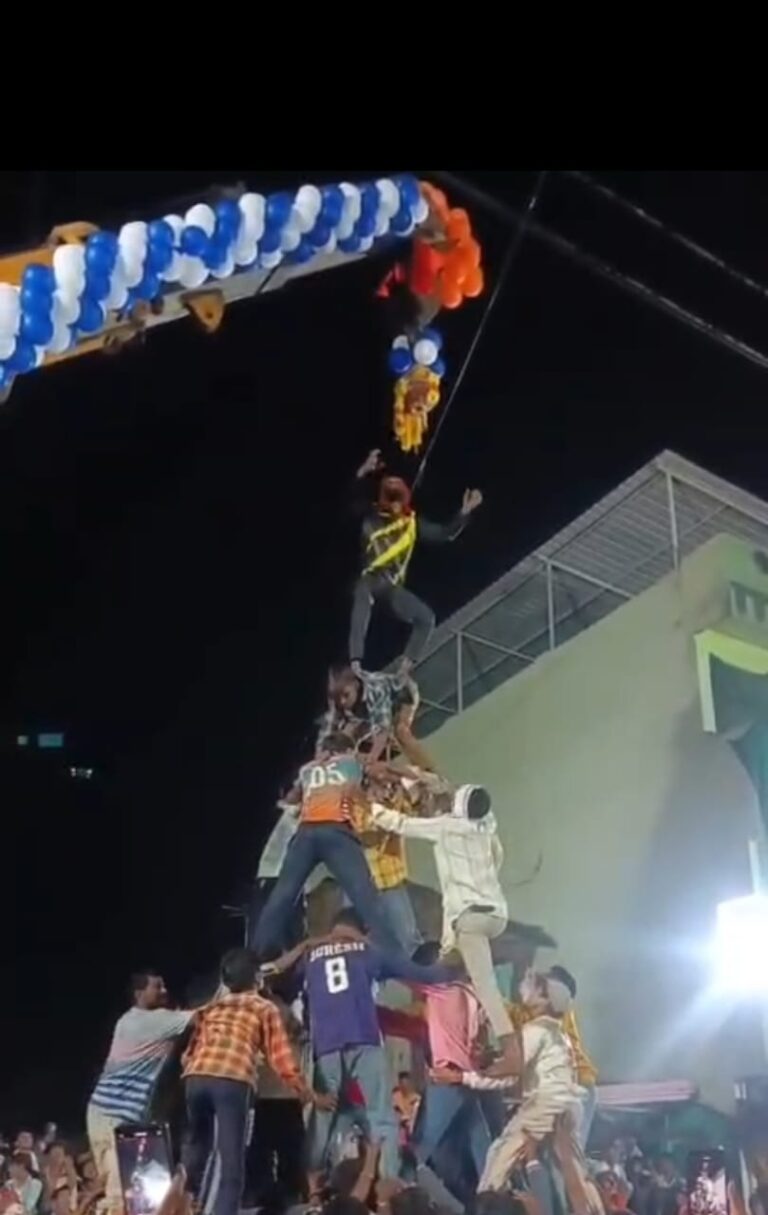 जय श्री कृष्ण के जयघोष से गूंजा थांदला , 25 फीट ऊंची  मटकी फोड़ प्रतियोगिता ने बांधा समा