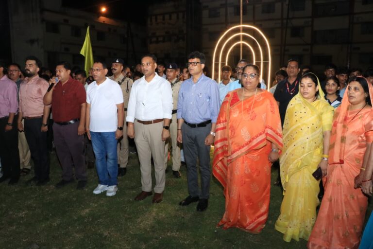 सेवा-संकल्प अभियान अंतर्गत ‘आशीर्वाद का दीया’ कार्यक्रम में 7 लाख दीपों से जगमगाया झाबुआ  पॉलिटेक्निक कॉलेज में जिला स्तरीय कार्यक्रम में एक साथ प्रज्ज्वलित हुए 10 हजार दीप  4.62 लाख हितग्राही परिवारों के घरों में जले आशीर्वाद के दीये  जिले के 11 आइकॉनिक स्थानों पर हुआ विशेष दीप प्रज्ज्वलन