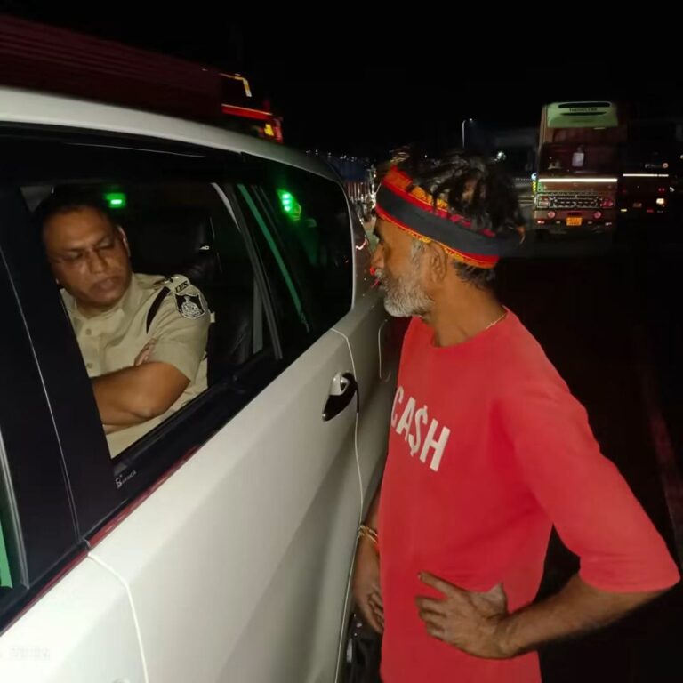 8 लेन एक्सप्रेस वे की सुरक्षा को लेकर झाबुआ पुलिस सतर्क, SP  ने टिमरवानी टोल नाके पर लिया रात्रि निरीक्षक