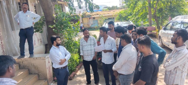 चार साल से विकास कार्य ठप, नालछा जनपद पंचायत का घेराव  ग्रामीणों ने सीएमओ को सौंपा ज्ञापन, विकास कार्यों की जांच की मांग